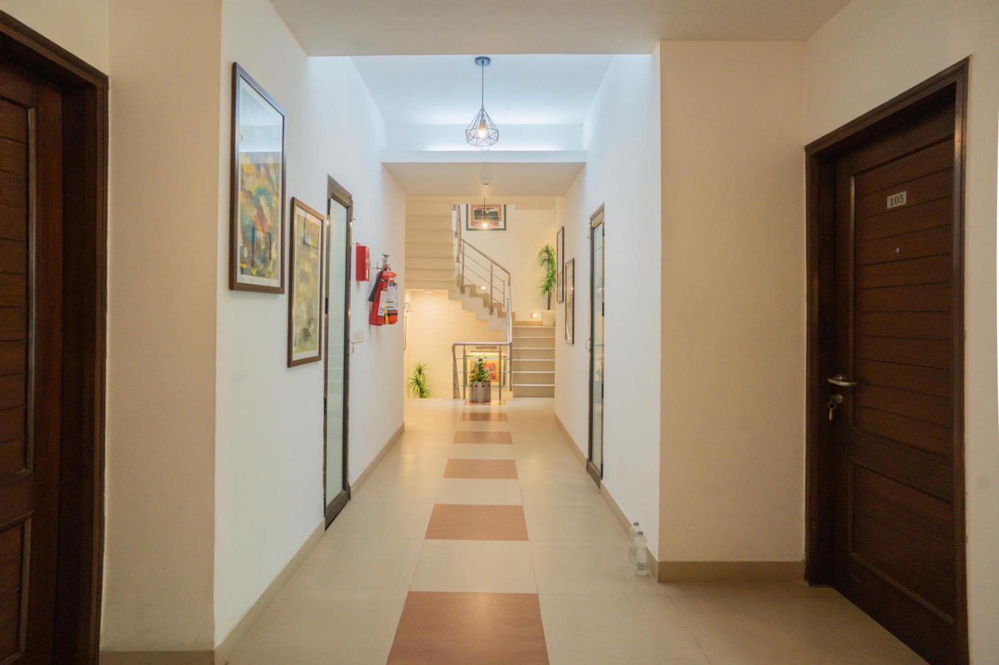 Готель Ahuja Residency Parklane Ґурґаон Екстер'єр фото